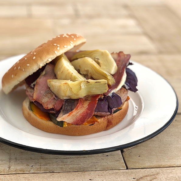 Burger mit Rindfleisch, Speck und marinierten Artischocken