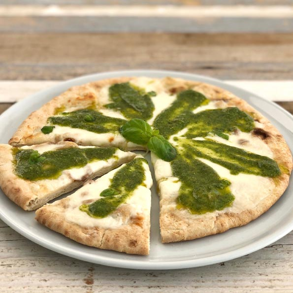 Focaccia mit Stracchino-Käse und Pesto alla Genovese