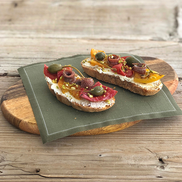 Bruschetta aux poivrons, anchois, câpres et fromage à tartiner